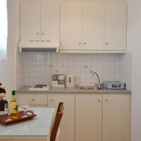 Gemilos Nook Adamantas (Milos)