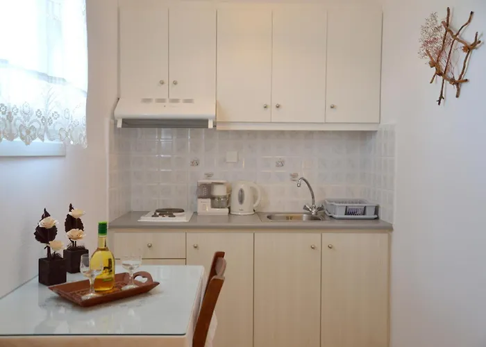 Gemilos Nook Adamantas (Milos)